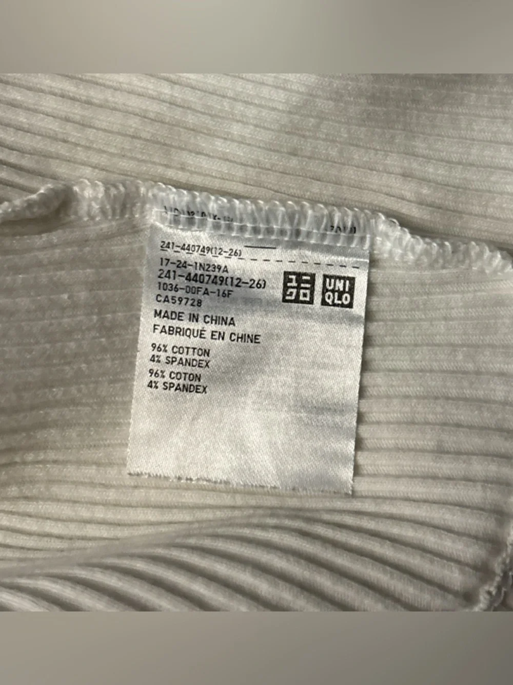 3 / $30 💘 uniqlo white ribbed crop top - Picture 4 of 4